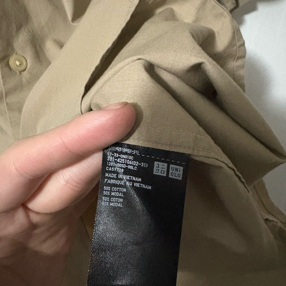 Uniqlo Men's Short-Sleeve Button-Down Shirt in Khaki - Picture 3 of 5